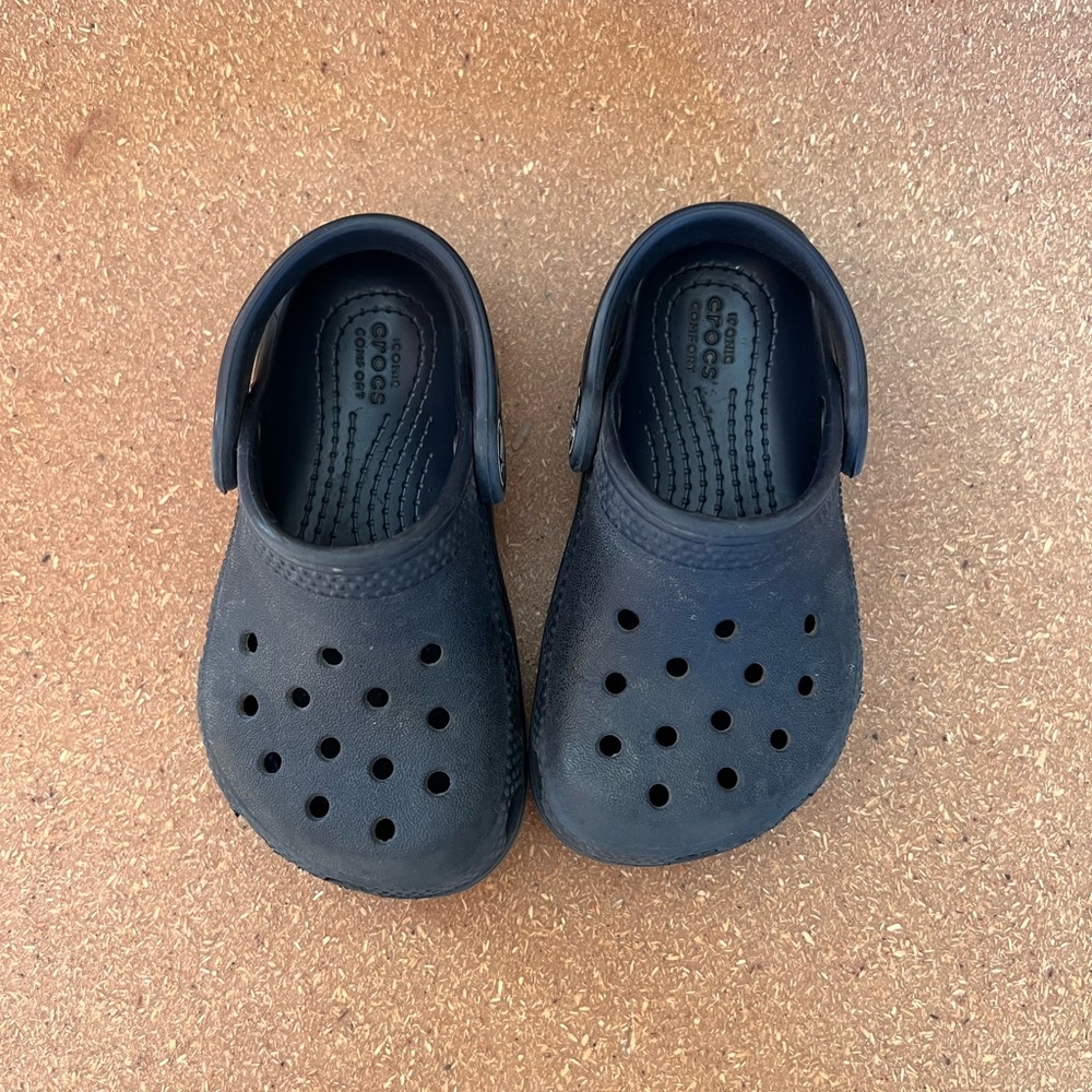 Crocs size c6 6 for toddler in navy blue